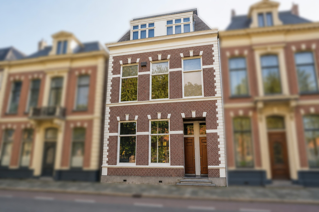 Gevelfoto waarbij de woning scherp blijft en de omliggende bebouwing is vervaagd